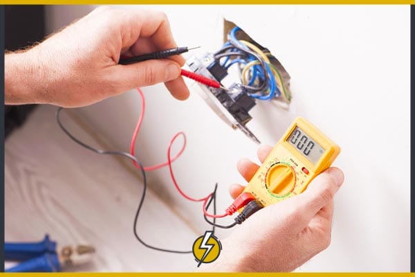 Prüfung ortsveränderlicher elektrischer Betriebsmittel: Ablauf und wichtige Prüfkriterien