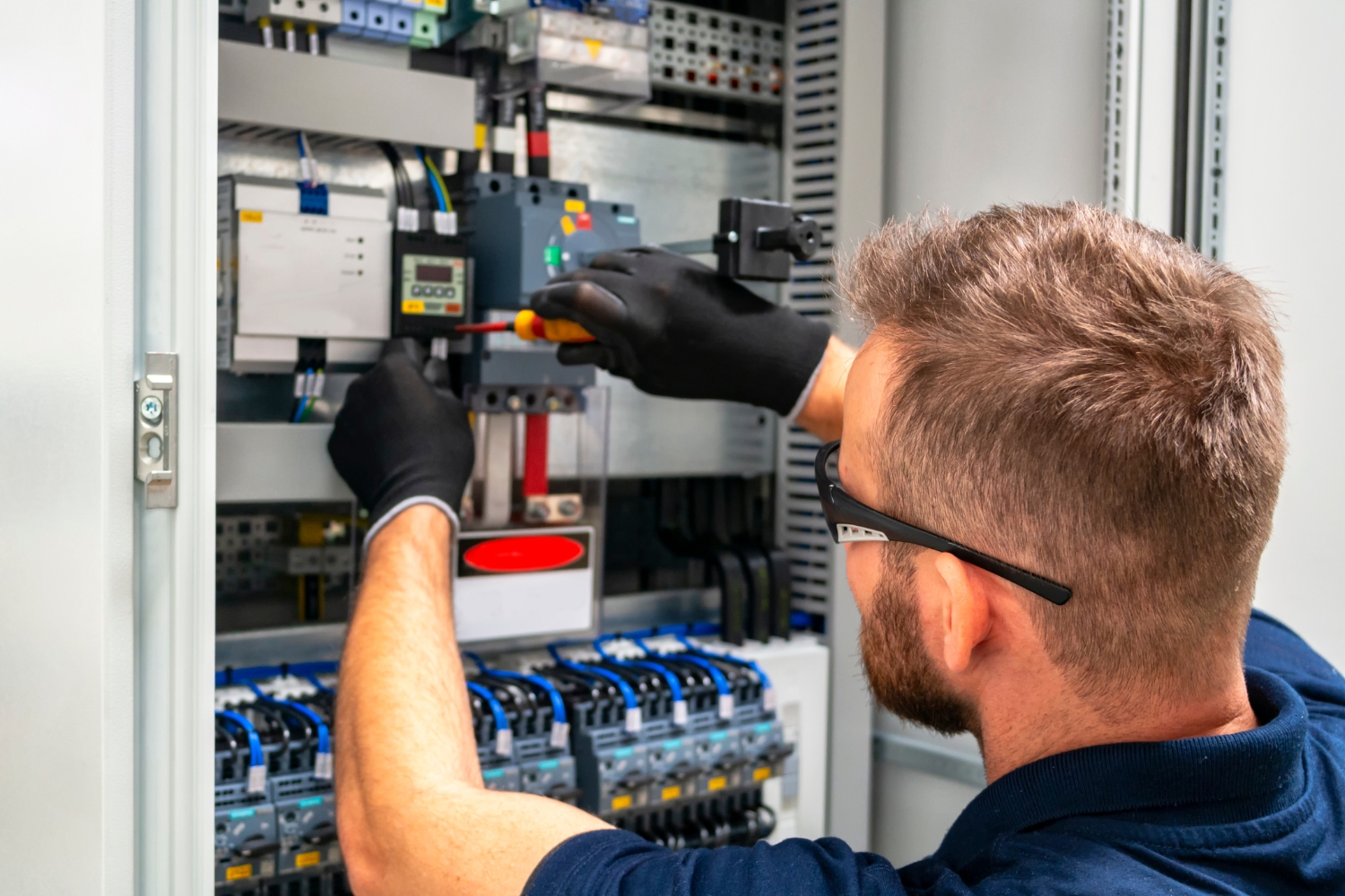 Wie der Elektriker Notdienst in der Nähe Ihre Sicherheit zu Hause gewährleistet