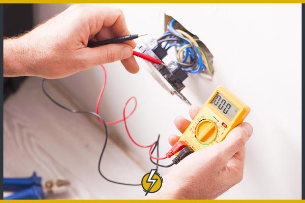 Prüfung ortsveränderlicher elektrischer Betriebsmittel: Ablauf und wichtige Prüfkriterien