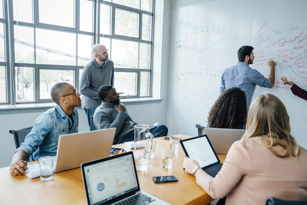 Mit einem Headhunter die Konkurrenz im Talentmarkt übertreffen
