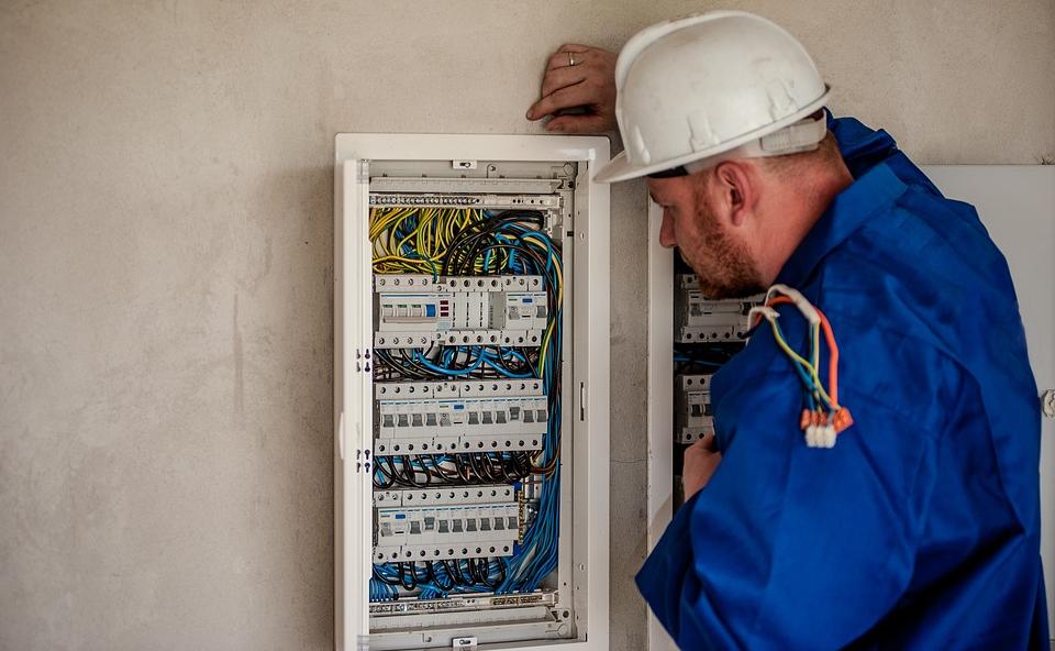 Prüfung ortsveränderlicher elektrischer Betriebsmittel – Sicherheit durch Fachkompetenz