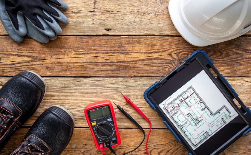 Prüfung ortsveränderlicher elektrischer Betriebsmittel: Ablauf und wichtige Prüfkriterien