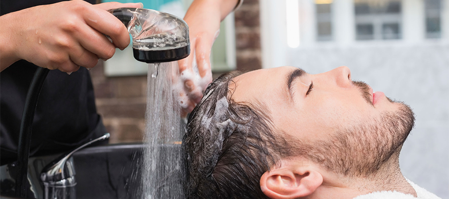 Der Friseurstuhl mit Waschbecken: Design trifft auf Ergonomie